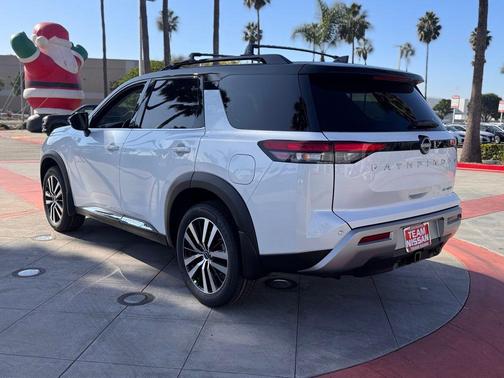 2025 Nissan Pathfinder Platinum FWD