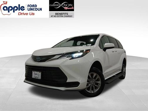 2024 Toyota Sienna LE