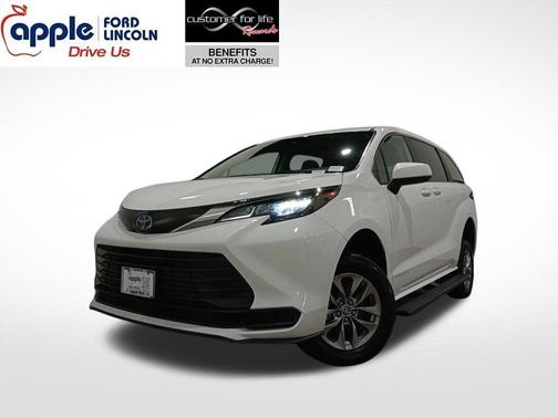 2024 Toyota Sienna LE