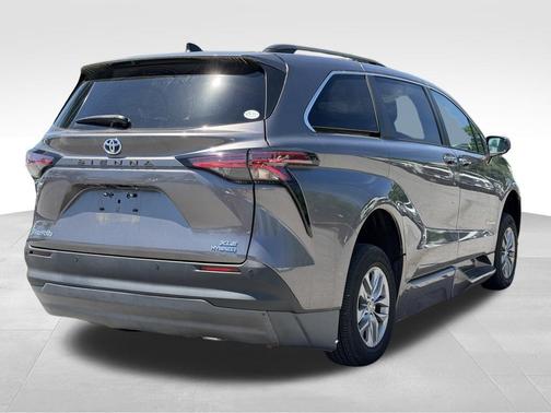Predawn Gray Mica 2022 Toyota Sienna XLE