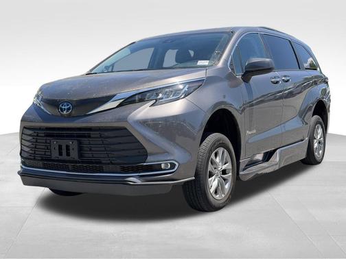 Predawn Gray Mica 2022 Toyota Sienna XLE