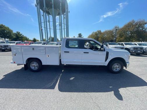 Oxford White 2027 Ford F-250 XL