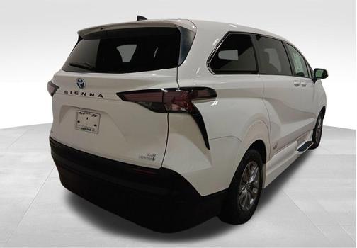 2023 Toyota Sienna LE