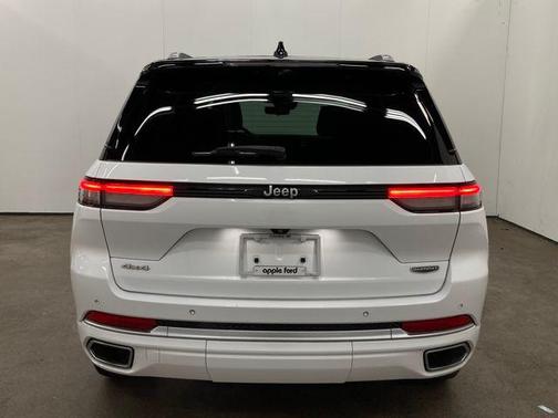2022 Jeep Grand Cherokee Summit