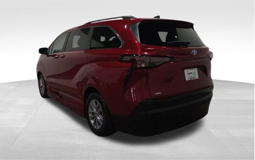 Pearl 2024 Toyota Sienna XLE