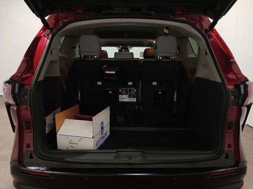 Pearl 2024 Toyota Sienna XLE