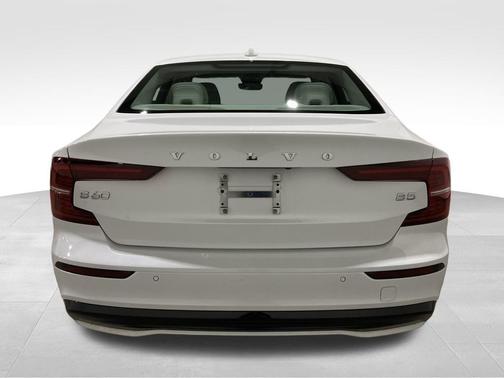 2024 Volvo S60 B5 Core Dark Theme