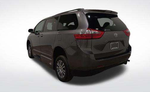 2020 Toyota Sienna XLE