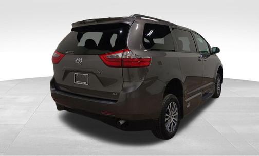 2020 Toyota Sienna XLE