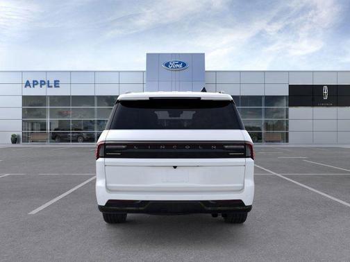 Pristine White Metallic Tri-Coat 2026 Lincoln Navigator Reserve
