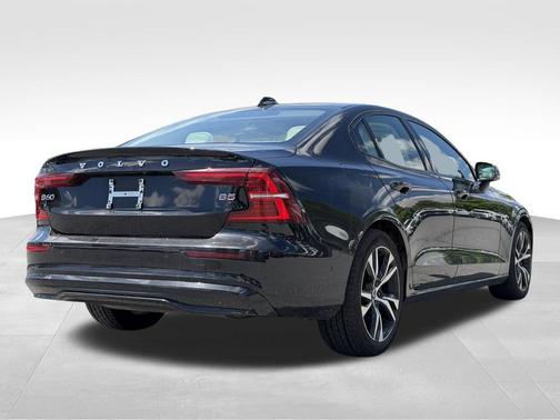 Onyx Black Metallic 2024 Volvo S60 B5 Plus Dark Theme