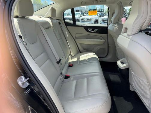 Onyx Black Metallic 2024 Volvo S60 B5 Plus Dark Theme