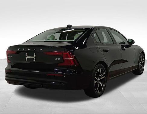 Onyx Black Metallic 2024 Volvo S60 B5 Plus Dark Theme