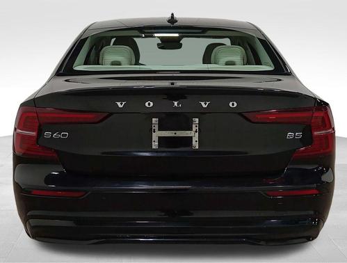 Onyx Black Metallic 2024 Volvo S60 B5 Plus Dark Theme