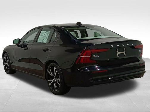 Onyx Black Metallic 2024 Volvo S60 B5 Plus Dark Theme