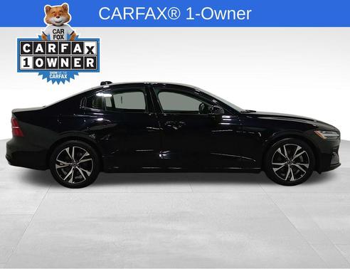 Onyx Black Metallic 2024 Volvo S60 B5 Plus Dark Theme