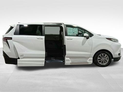 Ice Cap 2023 Toyota Sienna LE