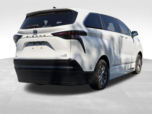 Ice Cap 2023 Toyota Sienna LE