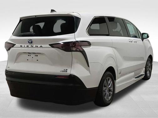 Ice Cap 2023 Toyota Sienna LE
