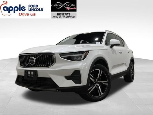 2025 Volvo XC40 B5 Core Bright Theme