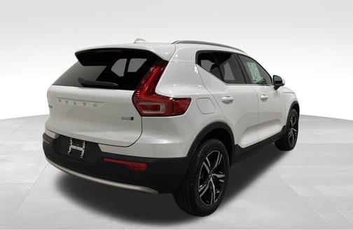 2025 Volvo XC40 B5 Core Bright Theme