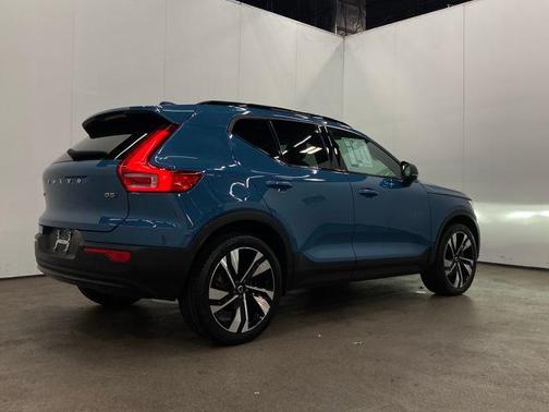 2023 Volvo XC40 B5 Plus Dark Theme
