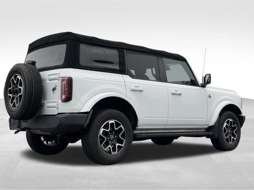 Oxford White 2022 Ford Bronco Outer Banks