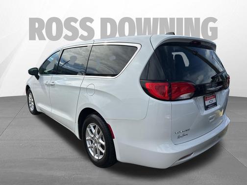 Bright White Clearcoat 2023 Chrysler Voyager LX