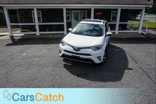 Super White 2018 Toyota RAV4 XLE