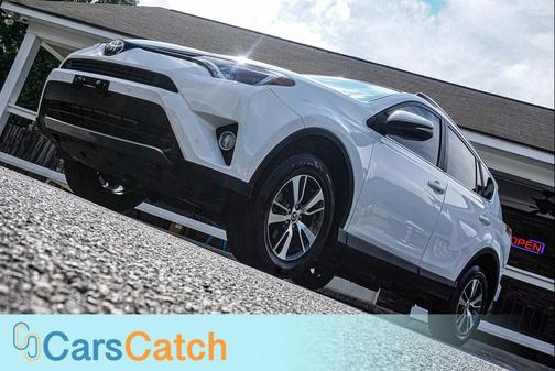Super White 2018 Toyota RAV4 XLE