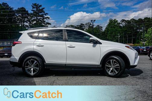 Super White 2018 Toyota RAV4 XLE
