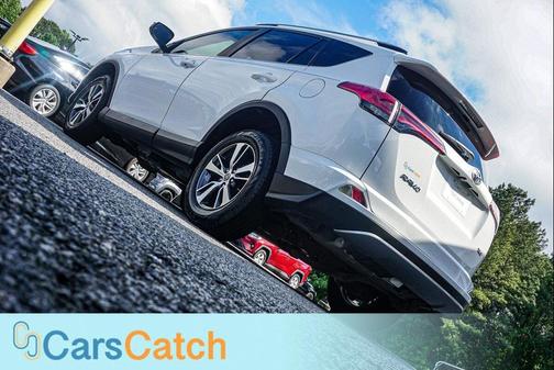 Super White 2018 Toyota RAV4 XLE