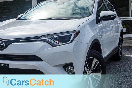 Super White 2018 Toyota RAV4 XLE