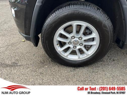 Diamond Black Crystal Pearlcoat 2018 Jeep Grand Cherokee Laredo E