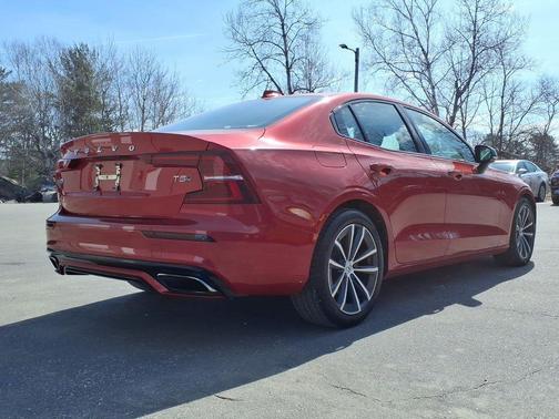 Fusion Red Metallic 2021 Volvo S60 T5 Momentum