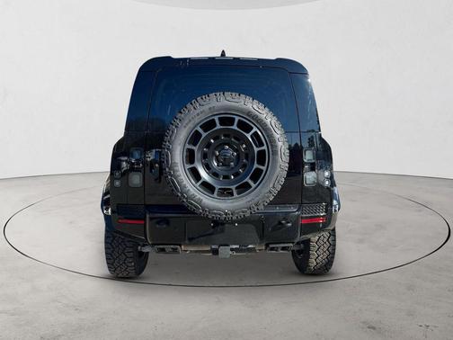 2026 Land Rover Defender 110 V8