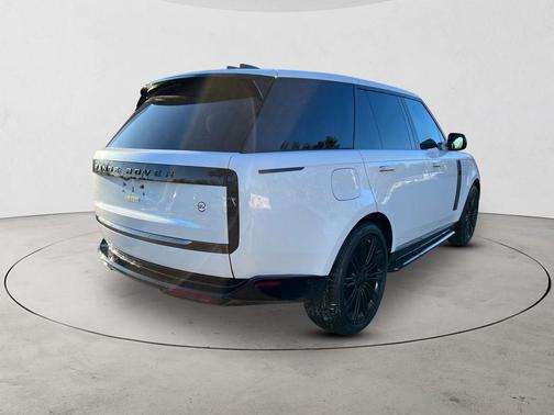 2026 Land Rover Range Rover P615 SV