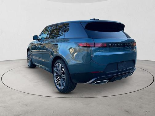 Giola Green Metallic 2026 Land Rover Range Rover Sport SE