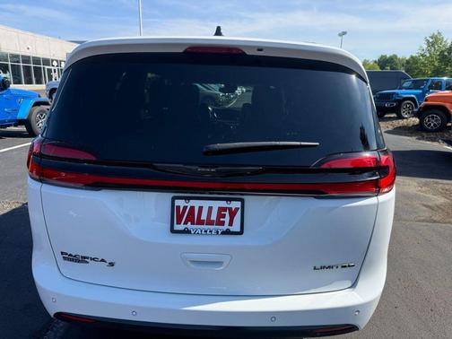 Bright White Clearcoat 2023 Chrysler Pacifica Limited