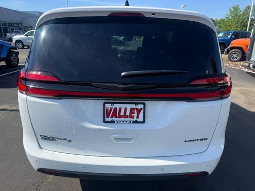 Bright White Clearcoat 2023 Chrysler Pacifica Limited