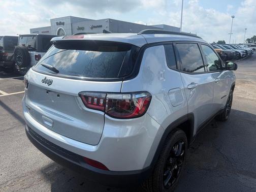 Silver Zynith Metallic Clearcoat 2026 Jeep Compass Sport