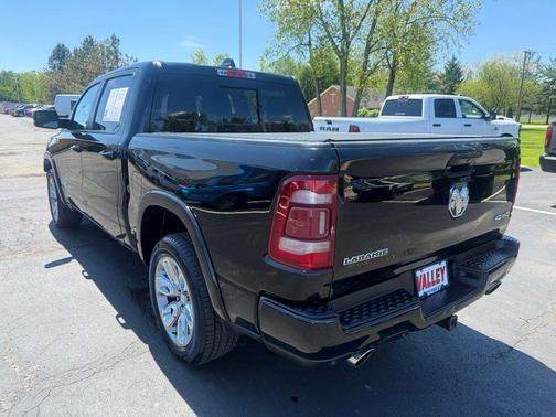 Diamond Black Crystal Pearlcoat 2019 RAM 1500 Laramie