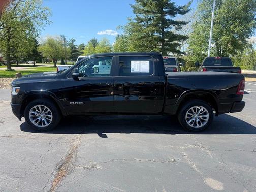 Diamond Black Crystal Pearlcoat 2019 RAM 1500 Laramie