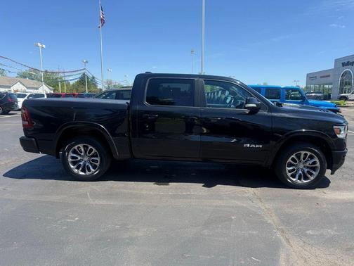 Diamond Black Crystal Pearlcoat 2019 RAM 1500 Laramie