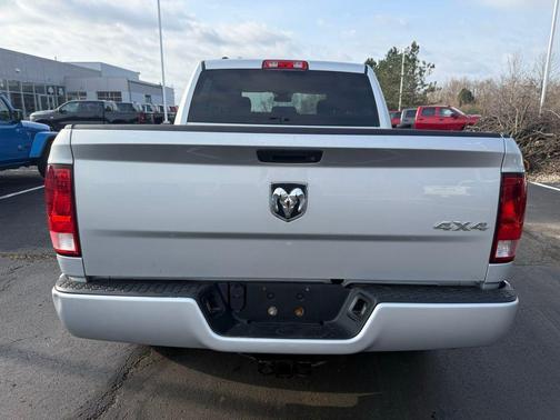 Brilliant Black Crystal Pearlcoat 2017 RAM 1500 Express