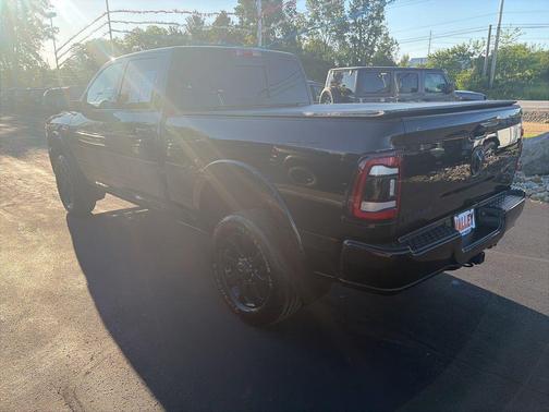 Diamond Black Crystal Pearlcoat 2022 RAM 2500 Laramie Crew Cab 4x4 6'4' Box