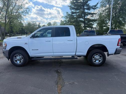 Bright White Clearcoat 2022 RAM 2500 Big Horn Crew Cab 4x4 6'4' Box