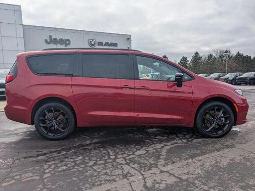 Red Hot Pearlcoat 2026 Chrysler Pacifica Limited