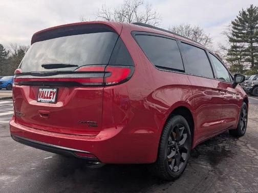 Red Hot Pearlcoat 2026 Chrysler Pacifica Limited