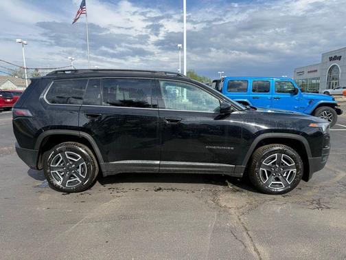Diamond Black Crystal Pearlcoat 2026 Jeep Cherokee Laredo 4x4